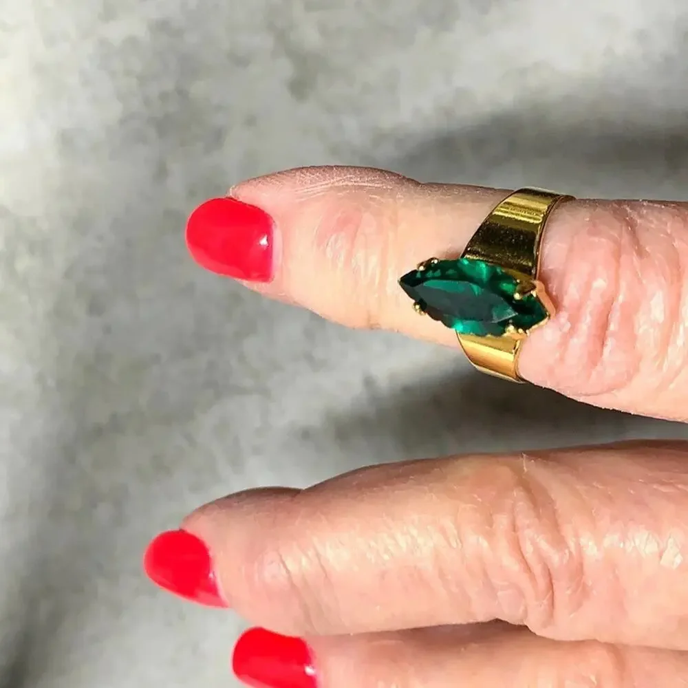 Green crystal ring made with Swarovski ™ ‎ Crystal - Picture 2 of 6